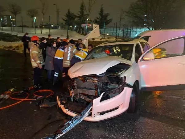 Ataşehir'de cip ile minibüs kafa kafaya çarpıştı Ataşehir'de cip ile minibüs kafa kafaya çarpıştı