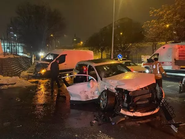Ataşehir'de cip ile minibüs kafa kafaya çarpıştı Ataşehir'de cip ile minibüs kafa kafaya çarpıştı