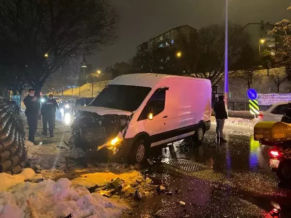 Ataşehir'de cip ile minibüs kafa kafaya çarpıştı Ataşehir'de cip ile minibüs kafa kafaya çarpıştı