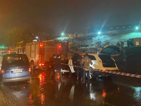 Ataşehir'de cip ile minibüs kafa kafaya çarpıştı Ataşehir'de cip ile minibüs kafa kafaya çarpıştı
