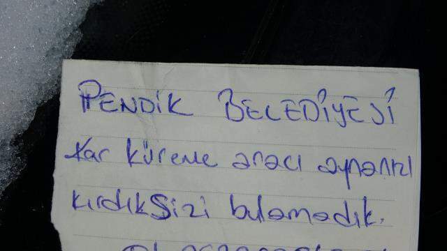 Belediye çalışanının bıraktığı not araç sahibini duygulandırdı: Aracın aynasını kırdık, sizi bulamadık