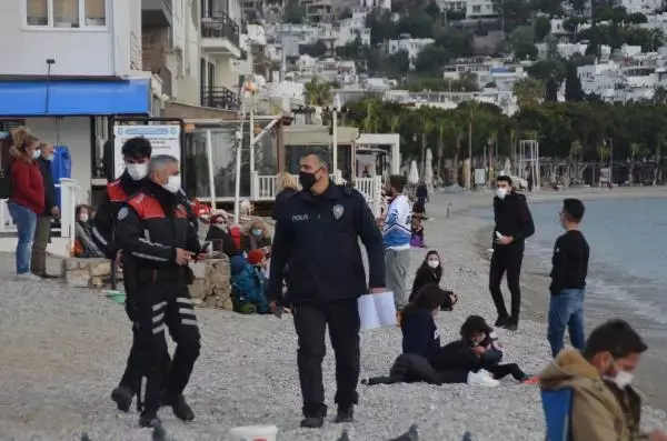 Sıcak havayı fırsat bilenler sahillere akın etti, maske ve sosyal mesafe unutuldu Sıcak havayı fırsat bilenler sahillere akın etti, maske ve sosyal mesafe unutuldu