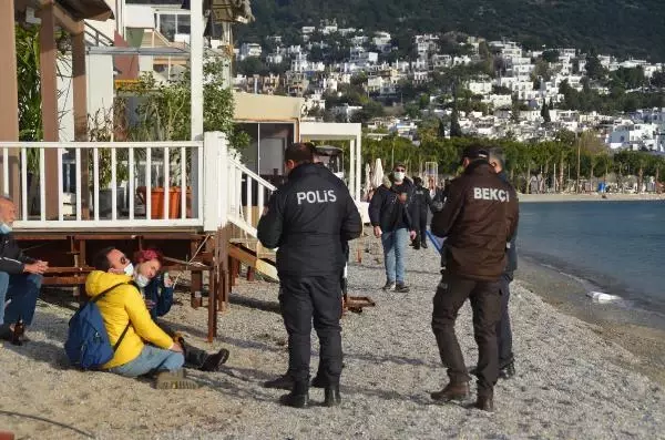 Sıcak havayı fırsat bilenler sahillere akın etti, maske ve sosyal mesafe unutuldu Sıcak havayı fırsat bilenler sahillere akın etti, maske ve sosyal mesafe unutuldu