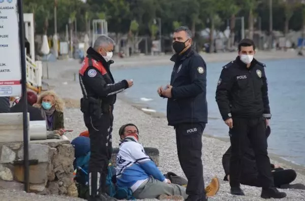 Sıcak havayı fırsat bilenler sahillere akın etti, maske ve sosyal mesafe unutuldu Sıcak havayı fırsat bilenler sahillere akın etti, maske ve sosyal mesafe unutuldu