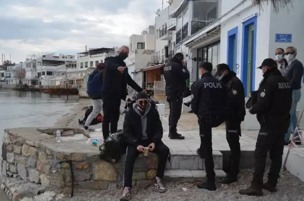 Sıcak havayı fırsat bilenler sahillere akın etti, maske ve sosyal mesafe unutuldu Sıcak havayı fırsat bilenler sahillere akın etti, maske ve sosyal mesafe unutuldu