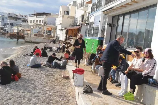 Sıcak havayı fırsat bilenler sahillere akın etti, maske ve sosyal mesafe unutuldu Sıcak havayı fırsat bilenler sahillere akın etti, maske ve sosyal mesafe unutuldu