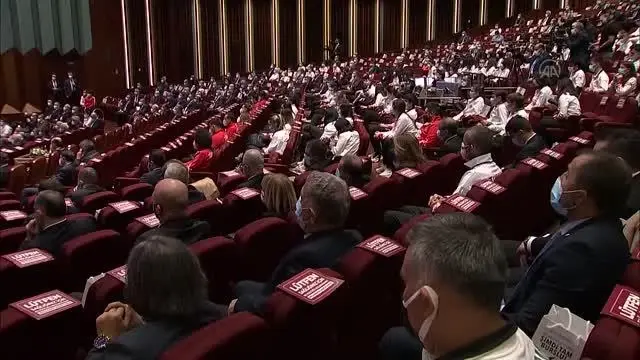 Burs alan 76 sporcu ve öğrencinin imzaladığı forma, Cumhurbaşkanı Erdoğan'a takdim edildi Burs alan 76 sporcu ve öğrencinin imzaladığı forma, Cumhurbaşkanı Erdoğan'a takdim edildi