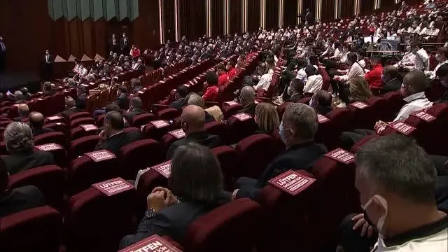 Burs alan 76 sporcu ve öğrencinin imzaladığı forma, Cumhurbaşkanı Erdoğan'a takdim edildi Burs alan 76 sporcu ve öğrencinin imzaladığı forma, Cumhurbaşkanı Erdoğan'a takdim edildi