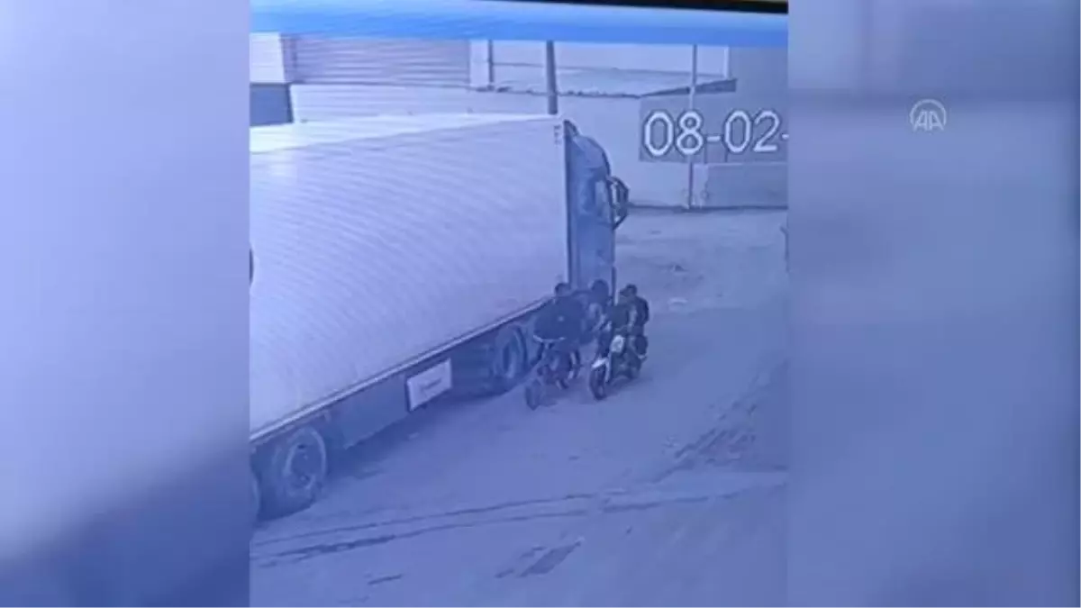 Çaldıkları motosikletle 3 kapkaça karışan iki kardeşten biri tutuklandı