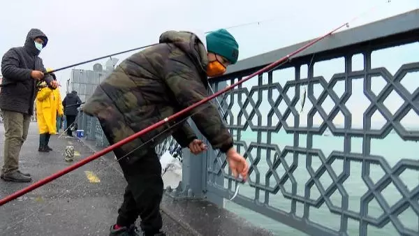 Çocuk olta balıkçıları da kara soğuğa rağmen Galata'da Çocuk olta balıkçıları da kara soğuğa rağmen Galata'da