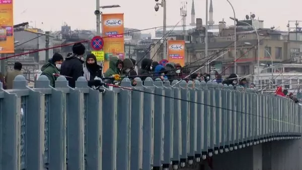 Çocuk olta balıkçıları da kara soğuğa rağmen Galata'da Çocuk olta balıkçıları da kara soğuğa rağmen Galata'da