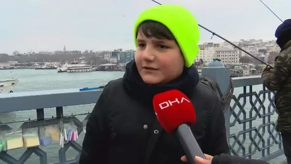 Çocuk olta balıkçıları da kara soğuğa rağmen Galata'da Çocuk olta balıkçıları da kara soğuğa rağmen Galata'da