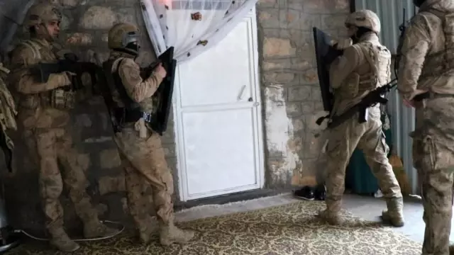 DİYARBAKIR - 256 kilogram esrar ele geçirildi, 5 şüpheli yakalandı DİYARBAKIR - 256 kilogram esrar ele geçirildi, 5 şüpheli yakalandı