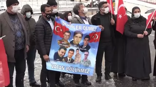 DİYARBAKIR - Siirt'ten 8 yaşındayken dağa kaçırılan ağabeyi için evlat nöbetine katıldı DİYARBAKIR - Siirt'ten 8 yaşındayken dağa kaçırılan ağabeyi için evlat nöbetine katıldı