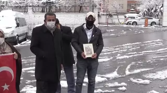 DİYARBAKIR - Siirt'ten 8 yaşındayken dağa kaçırılan ağabeyi için evlat nöbetine katıldı DİYARBAKIR - Siirt'ten 8 yaşındayken dağa kaçırılan ağabeyi için evlat nöbetine katıldı