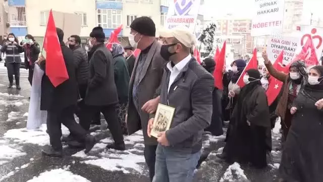 DİYARBAKIR - Siirt'ten 8 yaşındayken dağa kaçırılan ağabeyi için evlat nöbetine katıldı DİYARBAKIR - Siirt'ten 8 yaşındayken dağa kaçırılan ağabeyi için evlat nöbetine katıldı
