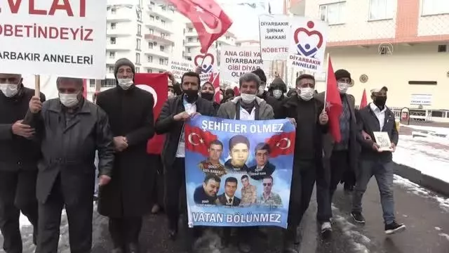 DİYARBAKIR - Siirt'ten 8 yaşındayken dağa kaçırılan ağabeyi için evlat nöbetine katıldı DİYARBAKIR - Siirt'ten 8 yaşındayken dağa kaçırılan ağabeyi için evlat nöbetine katıldı