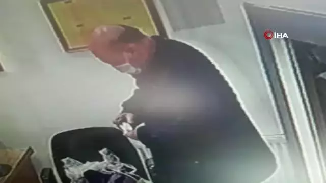 Döviz bürosu fazladan bin dolar ödeme yaptığı müşterisini bekliyor Döviz bürosu fazladan bin dolar ödeme yaptığı müşterisini bekliyor