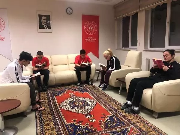'Eğitimci vali'nin sosyal medyadan duyurduğu kitap etkinliğine yoğun ilgi 'Eğitimci vali'nin sosyal medyadan duyurduğu kitap etkinliğine yoğun ilgi
