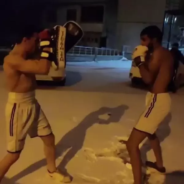 Elazığ'da, karda kick boks antrenmanı yaptılar Elazığ'da, karda kick boks antrenmanı yaptılar