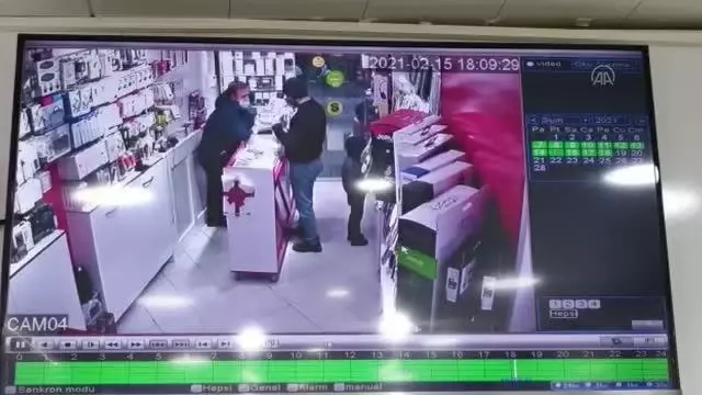 ESKİŞEHİR - Evlerinde eşiyle ölü bulunan baba ile oğlunun güvenlik kamerası görüntüleri ortaya çıktı ESKİŞEHİR - Evlerinde eşiyle ölü bulunan baba ile oğlunun güvenlik kamerası görüntüleri ortaya çıktı