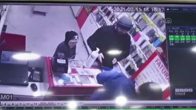 ESKİŞEHİR - Evlerinde eşiyle ölü bulunan baba ile oğlunun güvenlik kamerası görüntüleri ortaya çıktı ESKİŞEHİR - Evlerinde eşiyle ölü bulunan baba ile oğlunun güvenlik kamerası görüntüleri ortaya çıktı