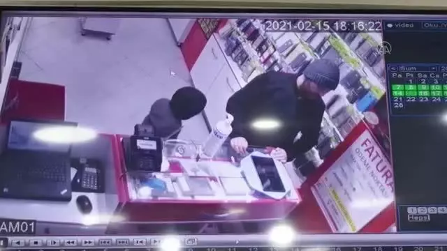 ESKİŞEHİR - Evlerinde eşiyle ölü bulunan baba ile oğlunun güvenlik kamerası görüntüleri ortaya çıktı ESKİŞEHİR - Evlerinde eşiyle ölü bulunan baba ile oğlunun güvenlik kamerası görüntüleri ortaya çıktı
