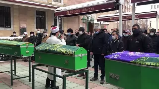 ESKİŞEHİR - Öldürülen anne baba ve dört yaşındaki oğlu toprağa verildi ESKİŞEHİR - Öldürülen anne baba ve dört yaşındaki oğlu toprağa verildi
