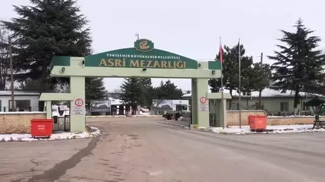 Son Dakika | ESKİŞEHİR - Ölü bulunan karı koca ve 4 yaşındaki çocukları yan yana defnedildi Son Dakika | ESKİŞEHİR - Ölü bulunan karı koca ve 4 yaşındaki çocukları yan yana defnedildi