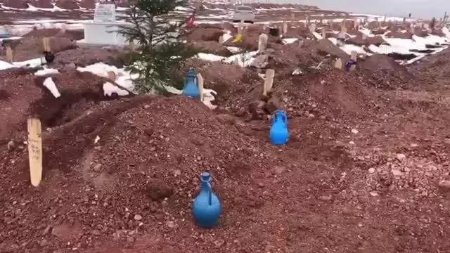 Son Dakika | ESKİŞEHİR - Ölü bulunan karı koca ve 4 yaşındaki çocukları yan yana defnedildi Son Dakika | ESKİŞEHİR - Ölü bulunan karı koca ve 4 yaşındaki çocukları yan yana defnedildi