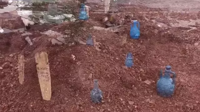 Son Dakika | ESKİŞEHİR - Ölü bulunan karı koca ve 4 yaşındaki çocukları yan yana defnedildi Son Dakika | ESKİŞEHİR - Ölü bulunan karı koca ve 4 yaşındaki çocukları yan yana defnedildi