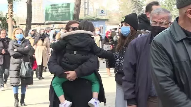 Evlerinde ölü bulunan doktorun diyetisyen eşini silahla öldürdükten sonra intihar ettiği belirlendi (2) Evlerinde ölü bulunan doktorun diyetisyen eşini silahla öldürdükten sonra intihar ettiği belirlendi (2)
