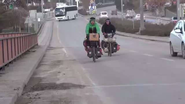 Fransa'dan bisikletle yola çıkan 2 seyyah Ankara'nın Beypazarı ilçesine ulaştı Fransa'dan bisikletle yola çıkan 2 seyyah Ankara'nın Beypazarı ilçesine ulaştı