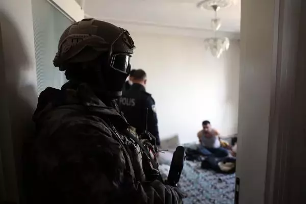 Son dakika! Gaziantep'te, 750 polisle 8 saat sürecek uyuşturucu operasyonu başladı Son dakika! Gaziantep'te, 750 polisle 8 saat sürecek uyuşturucu operasyonu başladı