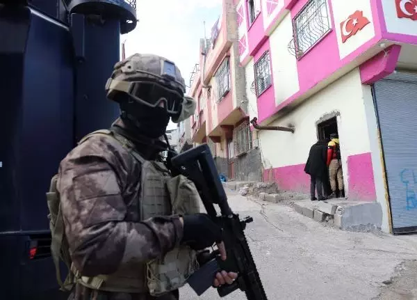 Son dakika! Gaziantep'te, 750 polisle 8 saat sürecek uyuşturucu operasyonu başladı Son dakika! Gaziantep'te, 750 polisle 8 saat sürecek uyuşturucu operasyonu başladı