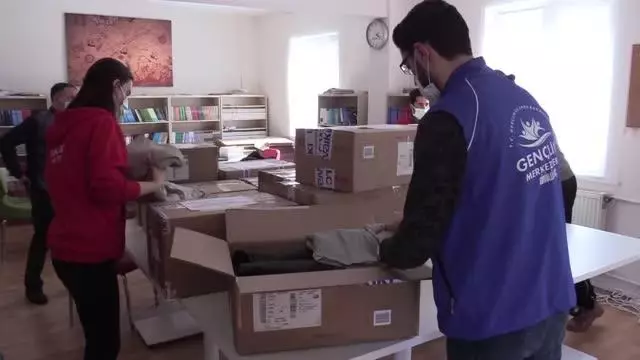 Son dakika haberi: Gönüllü gençlerden İdlib'deki çocuklara 30 koli kışlık kıyafet yardımı Son dakika haberi: Gönüllü gençlerden İdlib'deki çocuklara 30 koli kışlık kıyafet yardımı