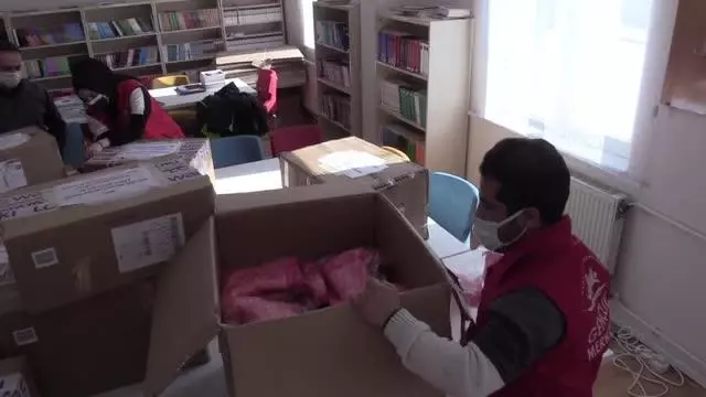 Son dakika haberi: Gönüllü gençlerden İdlib'deki çocuklara 30 koli kışlık kıyafet yardımı Son dakika haberi: Gönüllü gençlerden İdlib'deki çocuklara 30 koli kışlık kıyafet yardımı