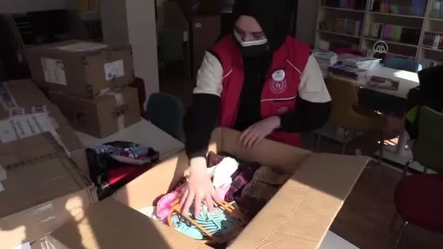 Son dakika haberi: Gönüllü gençlerden İdlib'deki çocuklara 30 koli kışlık kıyafet yardımı Son dakika haberi: Gönüllü gençlerden İdlib'deki çocuklara 30 koli kışlık kıyafet yardımı