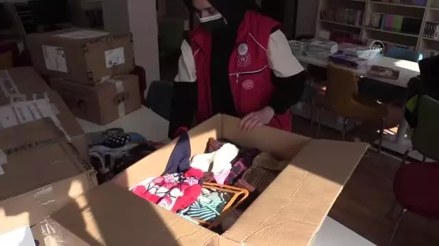 Son dakika haberi: Gönüllü gençlerden İdlib'deki çocuklara 30 koli kışlık kıyafet yardımı Son dakika haberi: Gönüllü gençlerden İdlib'deki çocuklara 30 koli kışlık kıyafet yardımı