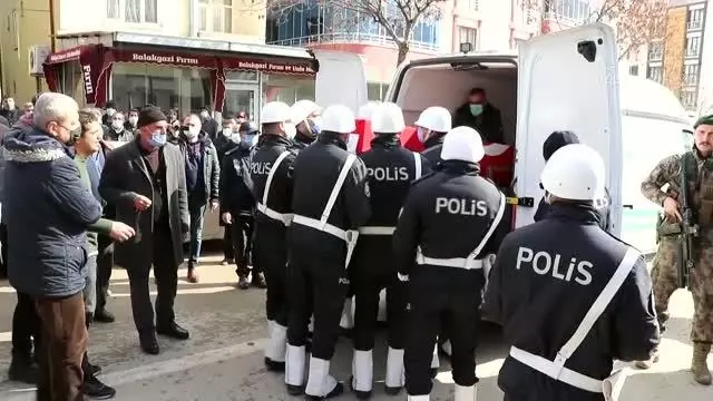 Görev başında kalp krizi geçirerek vefat eden polis memuru son yolculuğuna uğurlandı Görev başında kalp krizi geçirerek vefat eden polis memuru son yolculuğuna uğurlandı