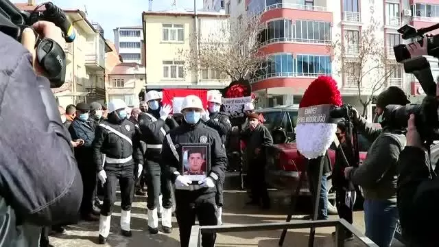 Görev başında kalp krizi geçirerek vefat eden polis memuru son yolculuğuna uğurlandı Görev başında kalp krizi geçirerek vefat eden polis memuru son yolculuğuna uğurlandı