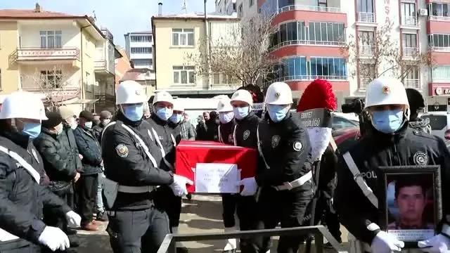 Görev başında kalp krizi geçirerek vefat eden polis memuru son yolculuğuna uğurlandı Görev başında kalp krizi geçirerek vefat eden polis memuru son yolculuğuna uğurlandı