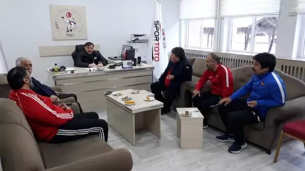 Musa Aydın'dan olimpiyat elemelerine hazırlanan Serbest Güreş Milli Takımı'na ziyaret Musa Aydın'dan olimpiyat elemelerine hazırlanan Serbest Güreş Milli Takımı'na ziyaret