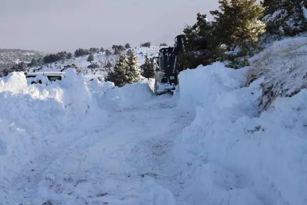 Hafif ticari araçla karlı yolda kalan 3 kişiyi belediye ekipleri kurtardı Hafif ticari araçla karlı yolda kalan 3 kişiyi belediye ekipleri kurtardı