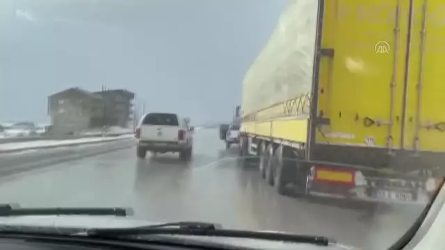 Hakkari'de 3 ton 300 litre asit anhidrit ele geçirildi Hakkari'de 3 ton 300 litre asit anhidrit ele geçirildi