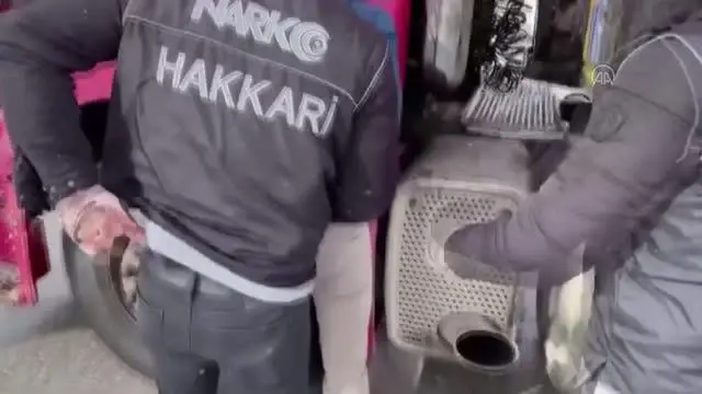 Hakkari'de 3 ton 300 litre asit anhidrit ele geçirildi Hakkari'de 3 ton 300 litre asit anhidrit ele geçirildi