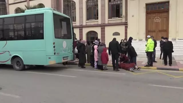 Halk otobüsünden düşen kadın yaralandı Halk otobüsünden düşen kadın yaralandı