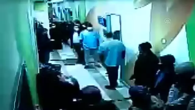 Hastane personeli gibi davranan polis, hakkında 23 yıl kesinleşmiş hapis cezası bulunan zanlıyı yakaladı Hastane personeli gibi davranan polis, hakkında 23 yıl kesinleşmiş hapis cezası bulunan zanlıyı yakaladı