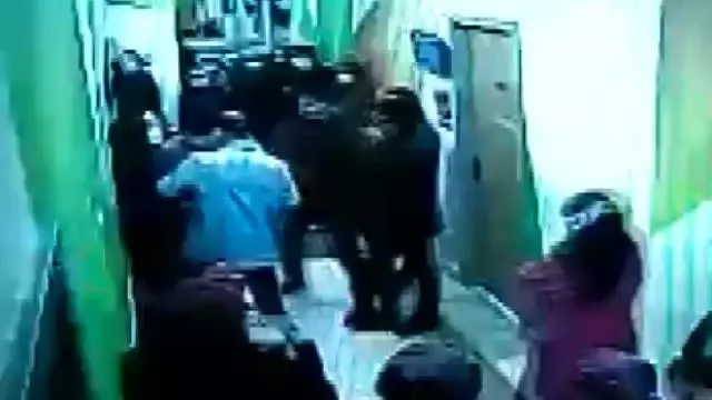 Hastane personeli gibi davranan polis, hakkında 23 yıl kesinleşmiş hapis cezası bulunan zanlıyı yakaladı Hastane personeli gibi davranan polis, hakkında 23 yıl kesinleşmiş hapis cezası bulunan zanlıyı yakaladı