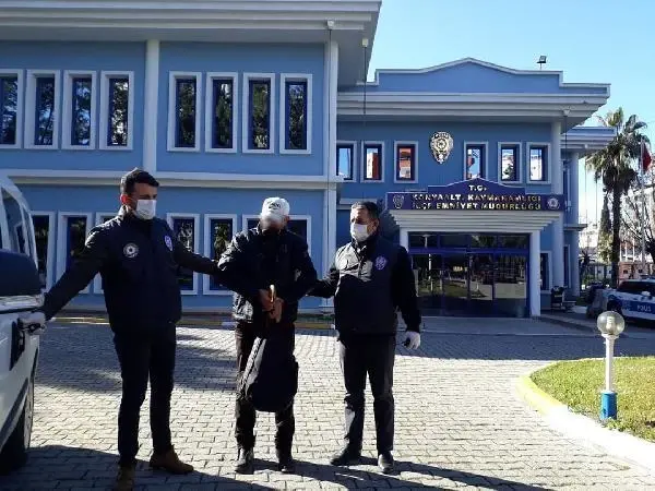 Heykelleri balyozla kıran şüpheli yakalandı Heykelleri balyozla kıran şüpheli yakalandı